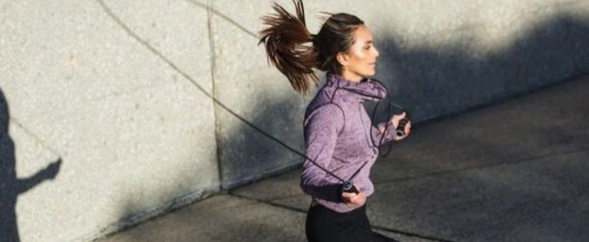 Quer emagrecer e ganhar condicionamento? Veja os benefícios de pular corda